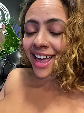Chloe_Leaozinho webcam