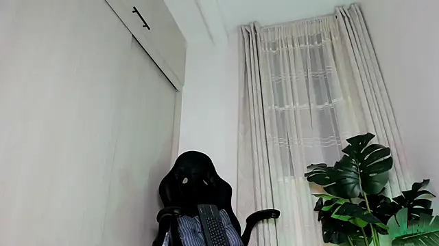 Biscuit_oliva live cam on StripChat
