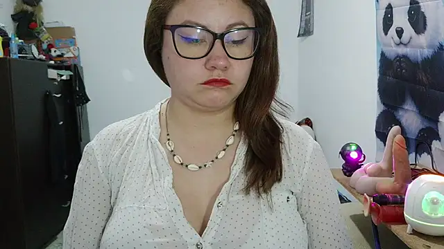 curly_greeneyed live cam on StripChat