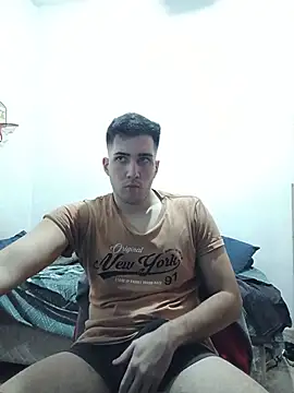 agustinn_r live cam on StripChat