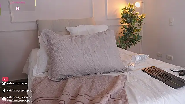 catalina_restrepo (Ask my age) - Oil ass + massage x 4min