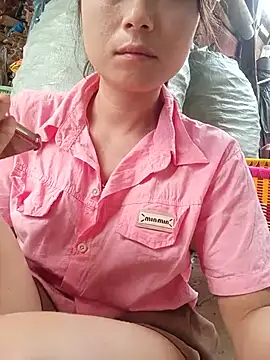 Linda-yiyi live webcam show