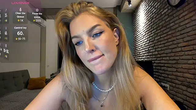 fifteenpoem live cam on StripChat