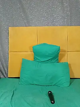 HugeTitisxx webcam
