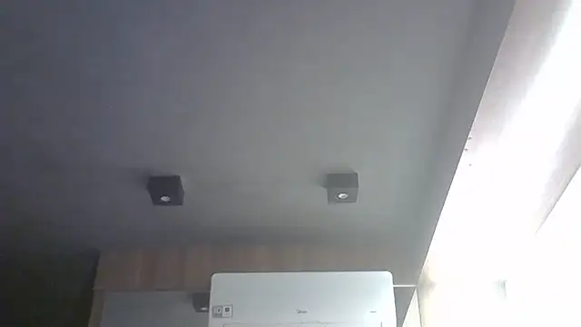SkinnyKitten live cam on StripChat