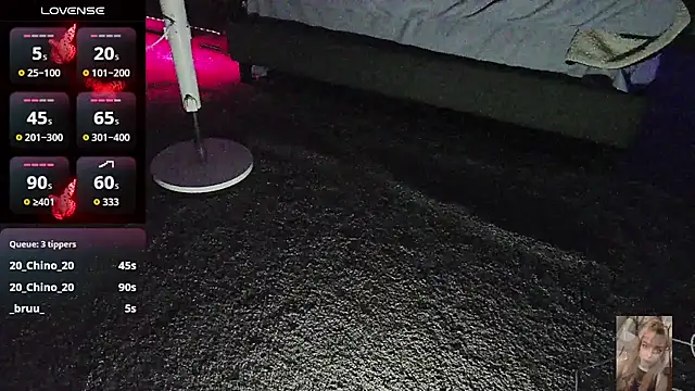 Blondiewithanass live cam