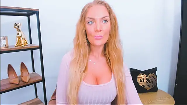 AulloraHoney live cam on StripChat