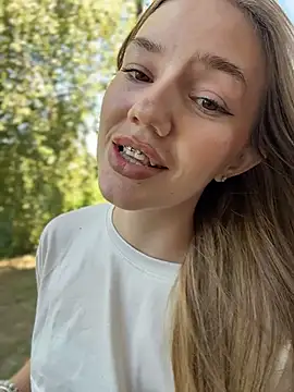 MilaMoone webcam