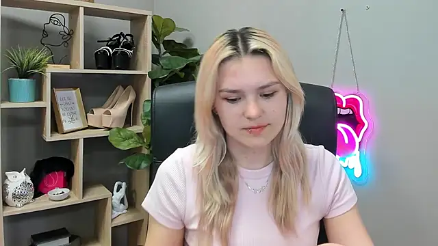 sweetlilyxo - SweetLilyxo's free webcam - UK Sex Cams