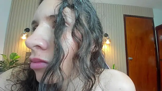 valeryn__rosse live cam on StripChat