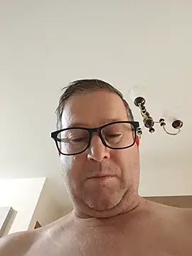 tavio1 live cam on StripChat