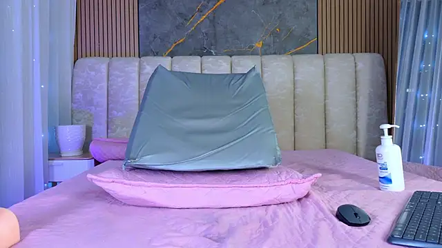 mia_scot webcam