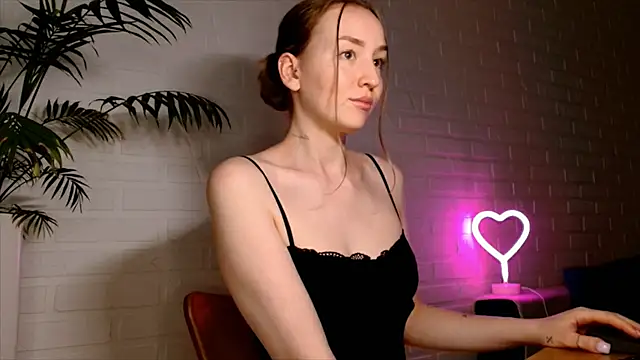 WhitePrincessLuna live cam on StripChat