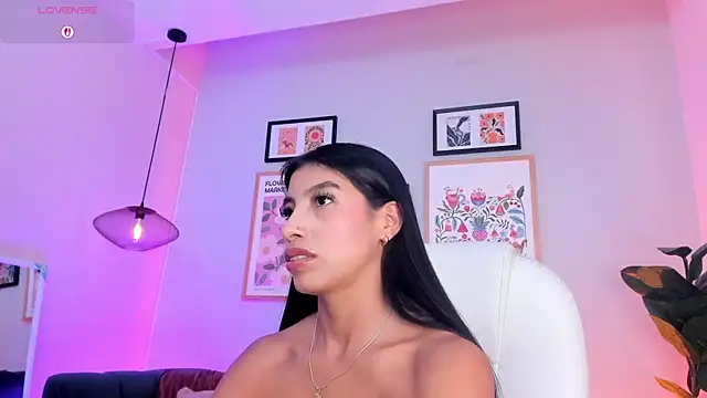 Tiffany_Low live cam on StripChat