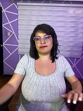 MiiaaJoness webcam