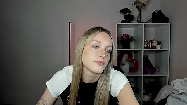 EvelynBlond webcam