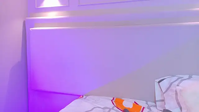 NaomiKlarc webcam