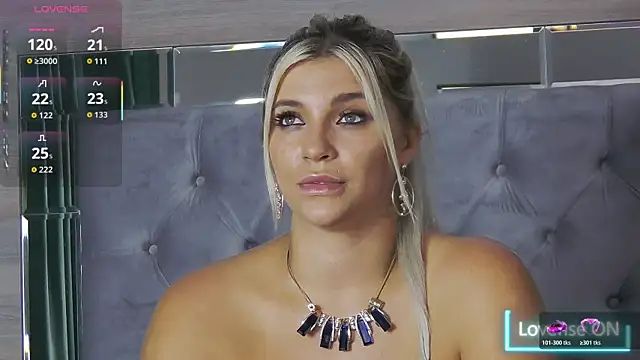 Lorehottie live webcam show