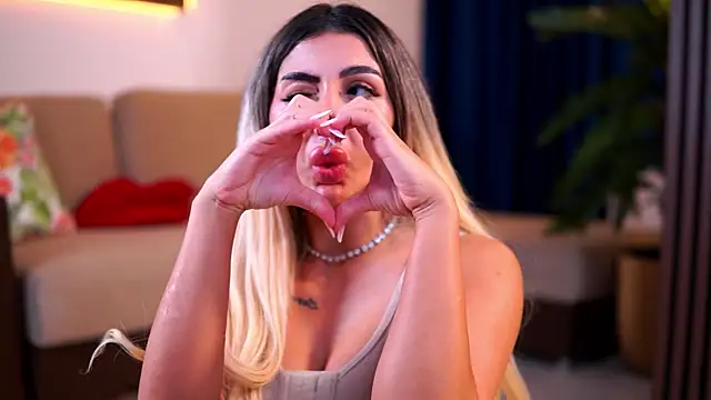 LucyyRosse live webcam show