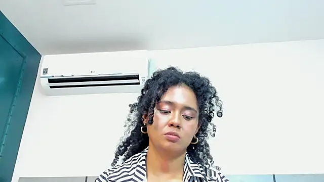 Kiraspell live cam on StripChat