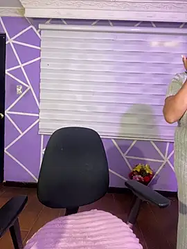 MiiaaJoness webcam