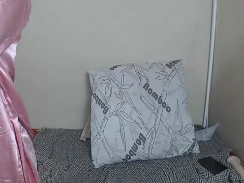 _PetiteHun webcam