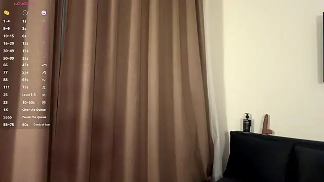 Ur_neighbor_Kira webcam