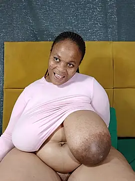 HugeTitisxx webcam