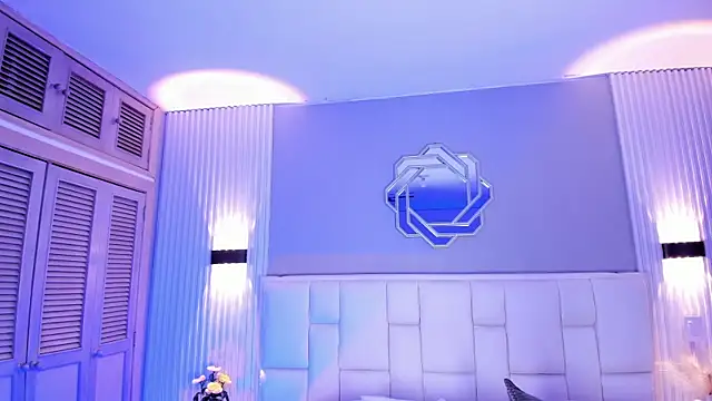 NanaOsaky live webcam show