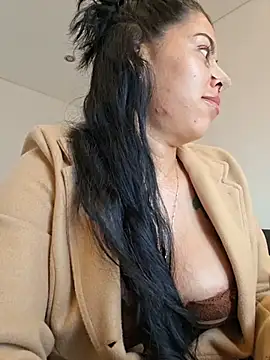 Luianna live cam on StripChat