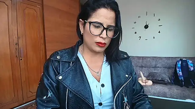 majo_soussa (F milf) - show my pussy near the camera