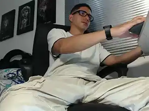 Kratoswolf live cam on StripChat