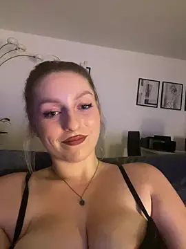 KiraBloom66 webcam