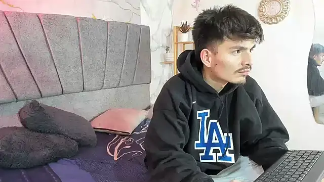 Nahomi_hot_77 live webcam show