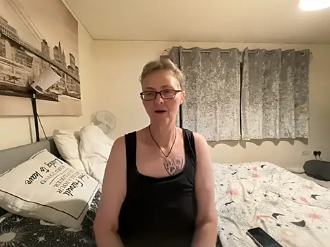 Curvy-Jinx live webcam show