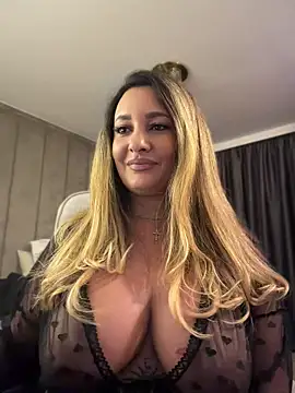 YaaraCollins live webcam show