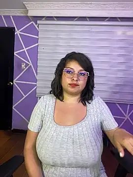 MiiaaJoness webcam