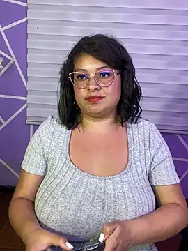 MiiaaJoness webcam