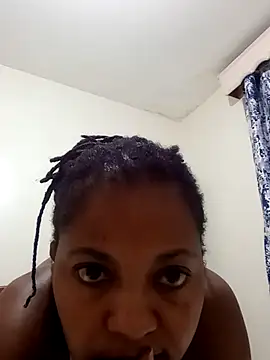 Queenpretty1 live cam on StripChat
