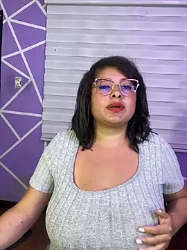 MiiaaJoness live cam on StripChat