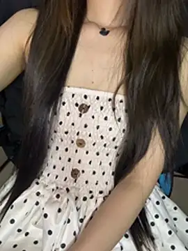Yiyina_17 live cam on StripChat