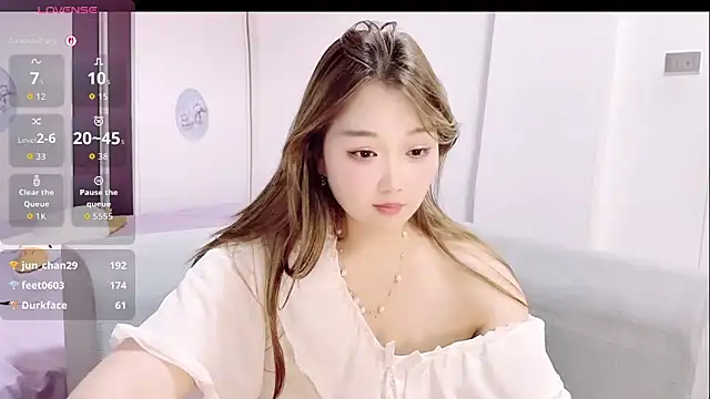 EE-01 live cam on StripChat