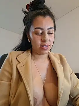 Luianna live cam on StripChat