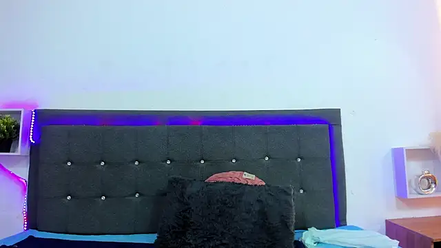 Lil_Aurora_ live cam on StripChat