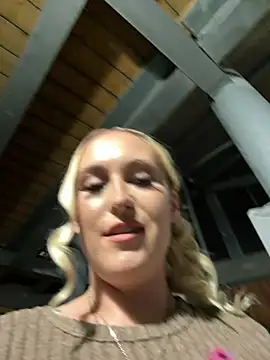 BaddieRiRi224 live cam on StripChat