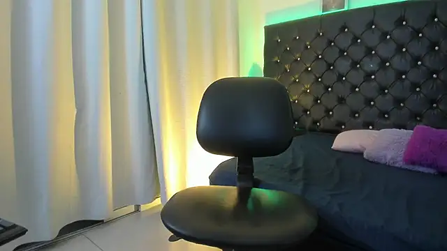 BellaRoge webcam