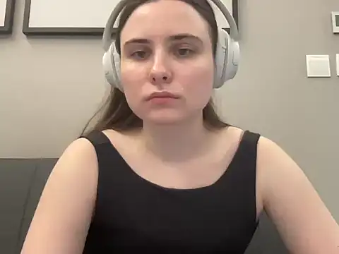 Olyshaa live cam on StripChat