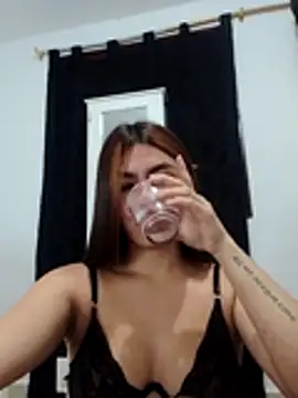eminavarro - EmiNavarro's free webcam - UK Sex Cams
