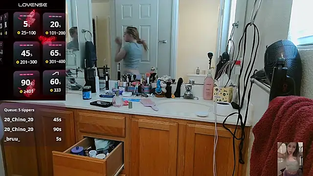 Blondiewithanass live webcam show