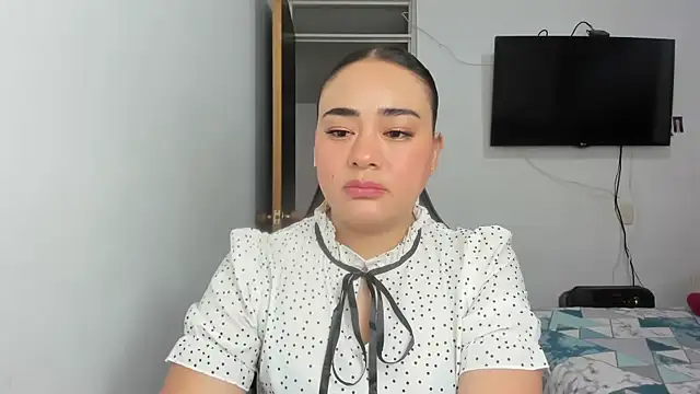 ReyleDoll live cam on StripChat
